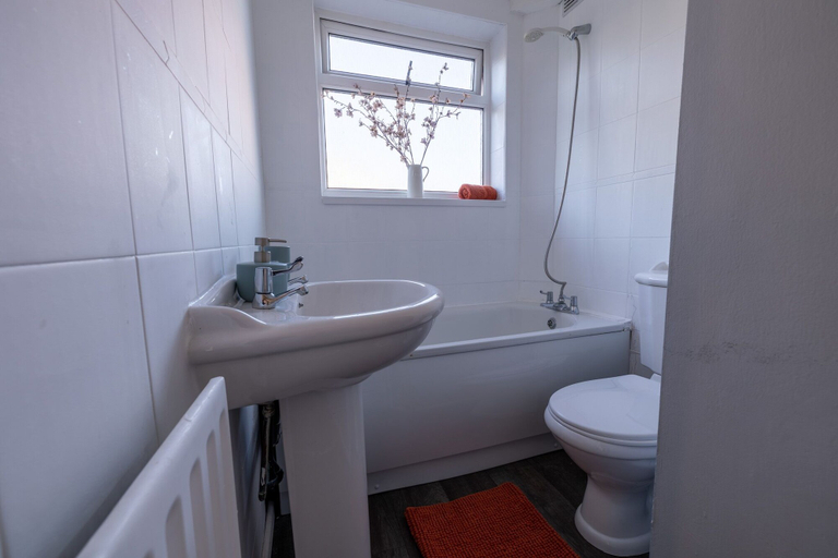 Bathroom, Immaculate 2-bed Apartment in Dartford, London