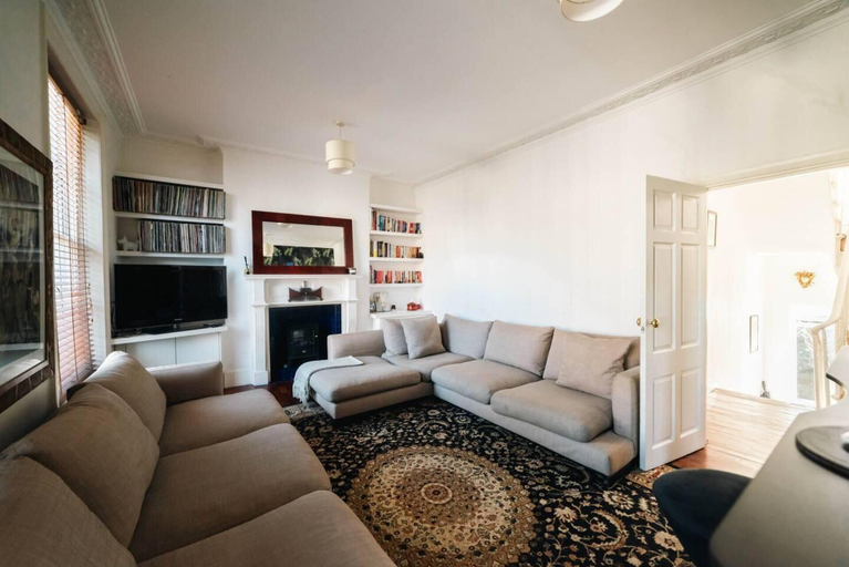 Others 5, Stylish 2 Bedroom Flat in Camden Town, London