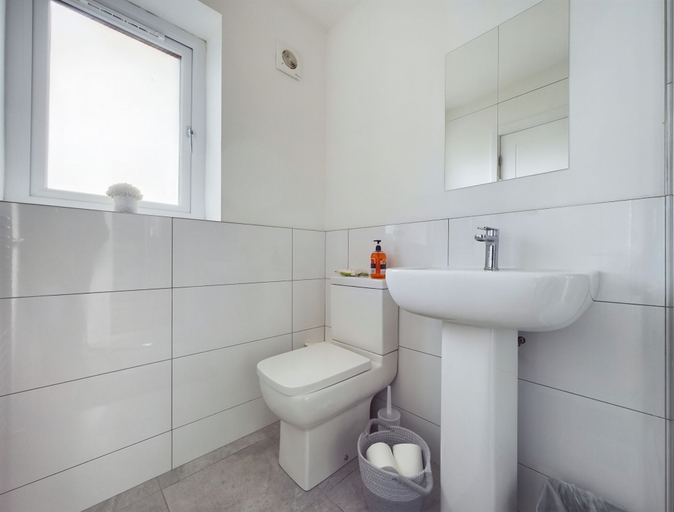 Bathroom 4, Cosy and Luxurious House for 10 Guests in Darwen, Blackburn with Darwen
