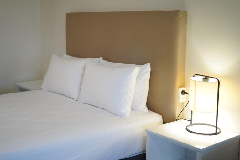 Others 5, Porky's Motel Rockhampton, Rockhampton