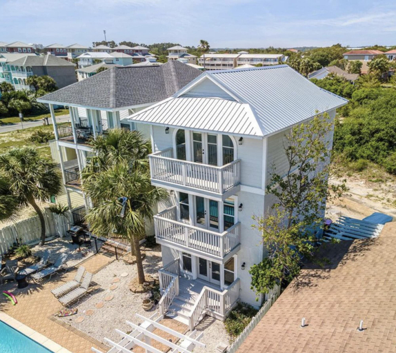 Room 4, Modern Poolside Villa-steps to Beach, Bay