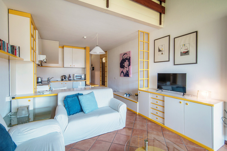 Living area 4, Sunlight, Como
