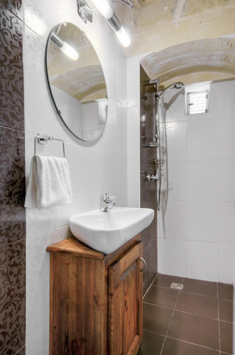 Bathroom 3, Tan-Nanna Farmhouse