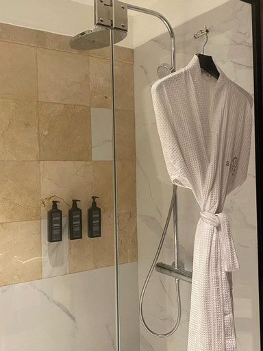 Bathroom 13