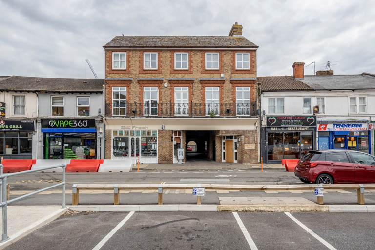 Exterior & Views, Luxury 1 Bedroom Apartment with Parking, Windsor and Maidenhead