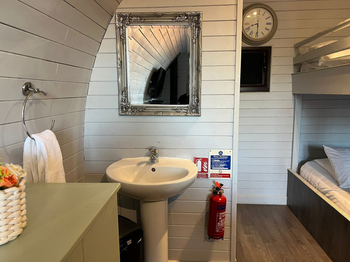 Bathroom 4, Deluxe Glamping Pod with Hot Tub, Cheshire West and Chester