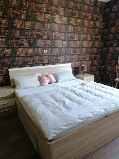 Guestroom, Hotelzimmer im alten Reihenhaus auf der Stadtmauer, Mainz-Bingen