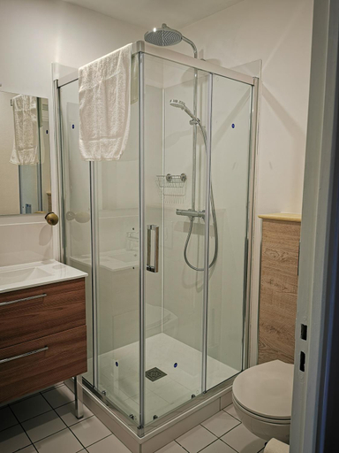 Bathroom 2, Mirabeau, Puy-de-Dôme