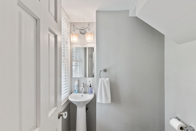 Bathroom 5, Massive 5BR Historic CozySuites House, Alexandria