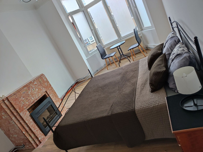 Bedroom 3, Room in B&B - Spacious Room With Beautiful View of the Koekelberg Basilica, Bruxelles