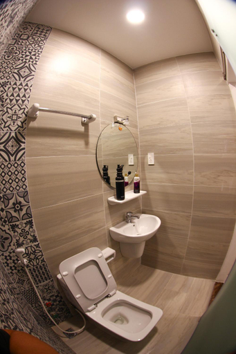 Bathroom 2, Full House Hostel, District 1