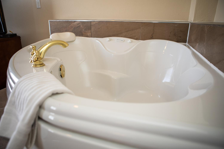 Bathroom 4, Comfort Inn Lethbridge South, Division No. 2