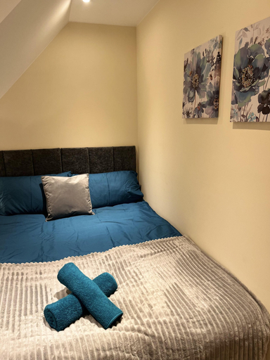 Room 5, Central Location 2-bed Apartment in Maidstone, Kent