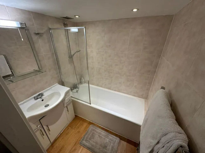 Bathroom, Charming Studio in Bond Street, London