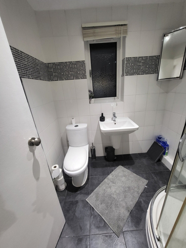 Bathroom 3, Charming 2-bed Apartment in Grays, Thurrock