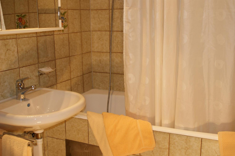 Bathroom 2, Sonnenhotel Soldanella Sonneck, Inn