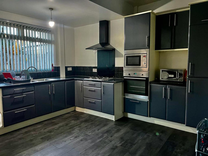 Others 5, Charming 2-bedroom Home With Modern Amenities, Oldham