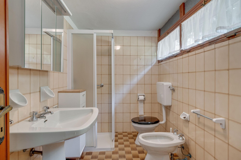 Bathroom 3, Villa Olivella in Sale Marasino, Brescia
