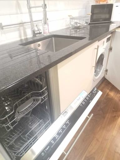 Others 5, Ravishing Riverside 2-bed Rental in Canary Wharf, London