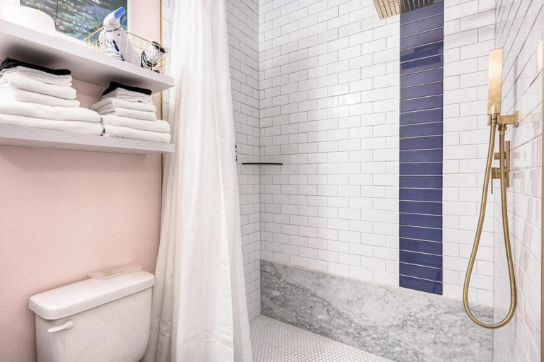 Bathroom 3, Room 9 Oleander Hotel Walk to Cruise Terminal, Restaurants & The Strand, Galveston