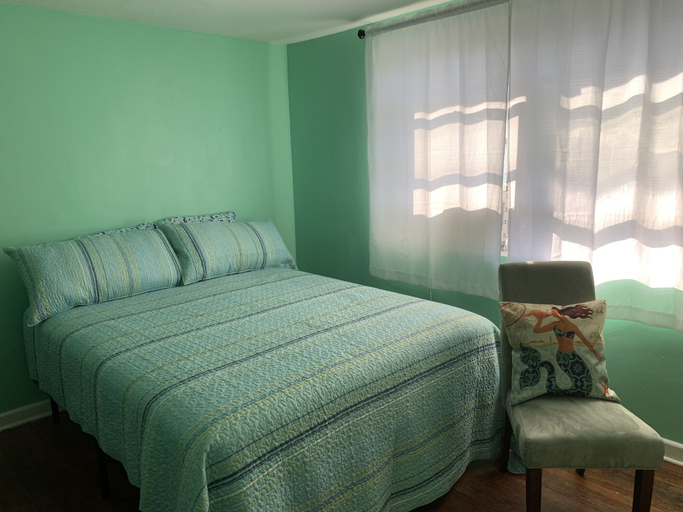 Room 5, Beach Side Studio #4 1 Bedroom Apts by RedAwning, Norfolk