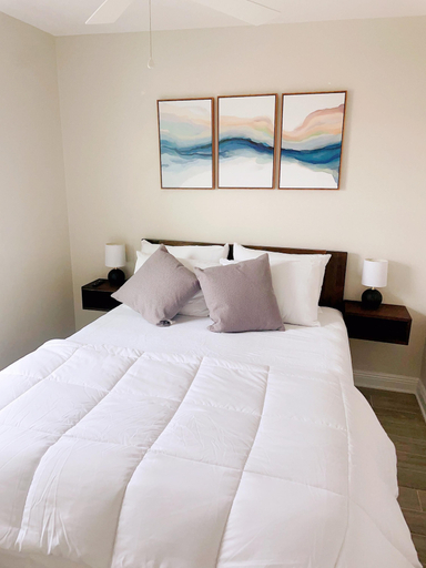Room 2, Modern Poolside Villa-steps to Beach, Bay
