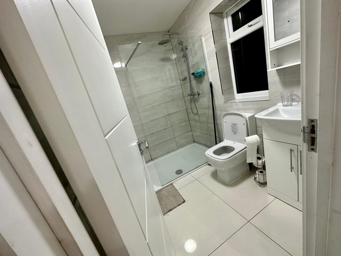 Bathroom 2, Separate One Bedroom Large Apartment in Slough, Slough