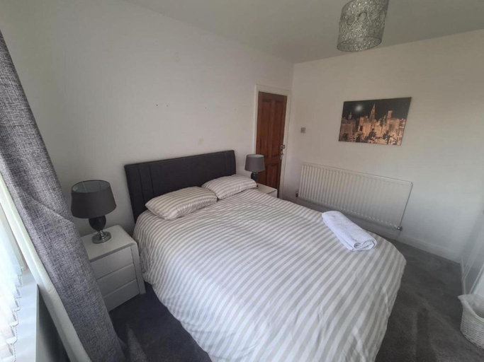 Others 5, Impeccable 4-bed House in Bilston, Wolverhampton