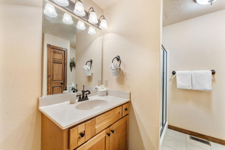Bathroom 4, Lazy Jc Lodge 4 Bedroom Lodge by RedAwning, Stone
