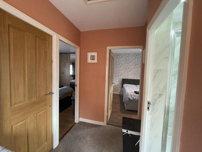 Others 5, Beautiful 3-bed House in Romford, London