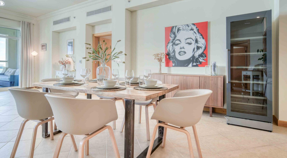 Room 4, Chic Beachside 3BR Living at the Palm, Dubai