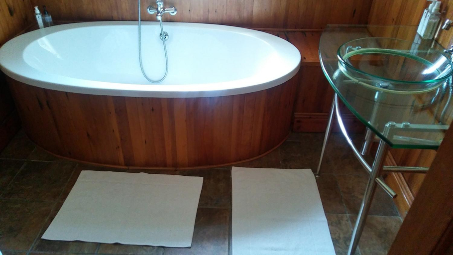 Bathroom 3, Francolin Creek, Fezile Dabi