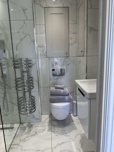 Bathroom 3, Beautiful 1-bed Studio in Bourne end, Buckinghamshire