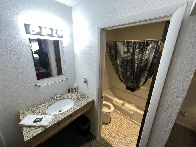 Bathroom 4, Trails Inn Quadna Mountain Motel & RV, Aitkin