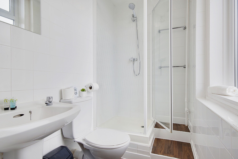 Bathroom 3, Azure Beach Hotel, Poole