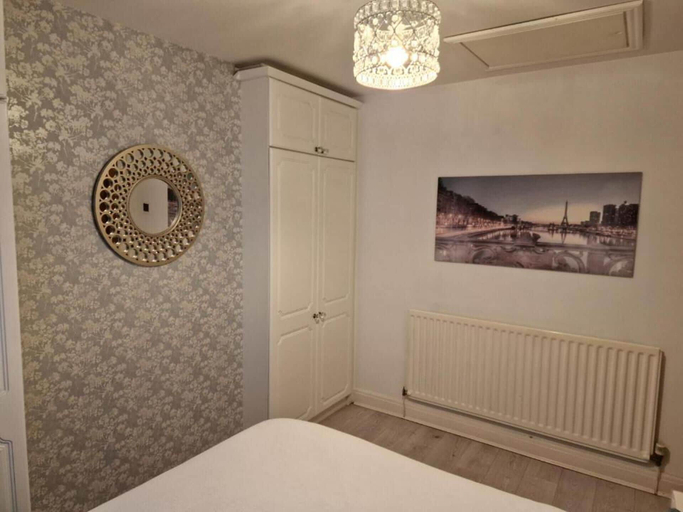 Others 4, Impeccable 4-bed House in Bilston, Wolverhampton