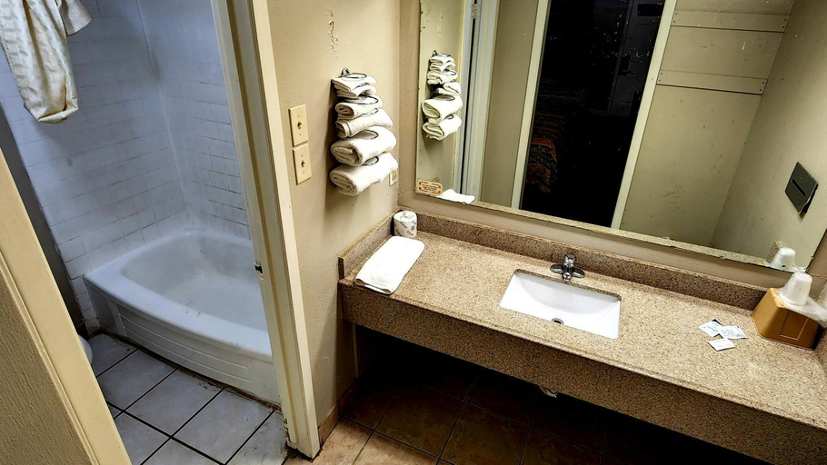 Bathroom, Alice Motor Inn, Jim Wells