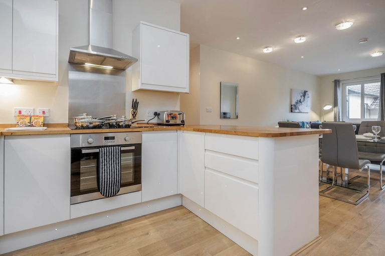 Others 5, Luxury 2 Bedroom Apartments with Parking, Windsor and Maidenhead