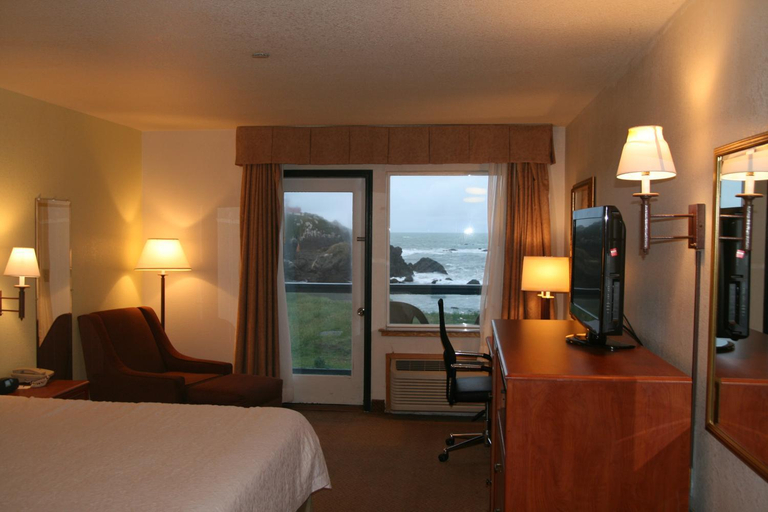Bedroom 3, Oceanfront Lodge, Del Norte
