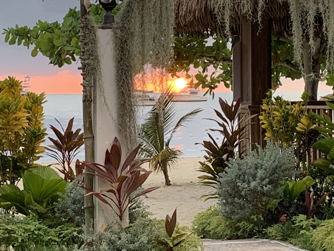 Others 5, 2-bedroom Apt - Enjoy 7 miles of White Sand Beach! 2 Apts by RedAwning