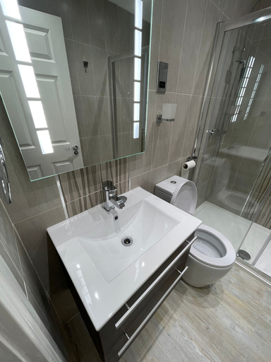 Bathroom 3, Charming 1-bed Apartment in Wolverhampton, Wolverhampton