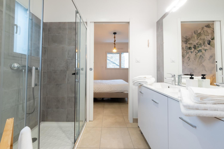 Bathroom 3, Appart Hotel La Gacilly-centre ville-SPA-parking, Morbihan