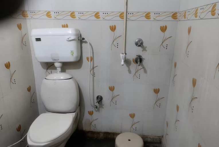 Bathroom, Hotel Dharma, Hapur