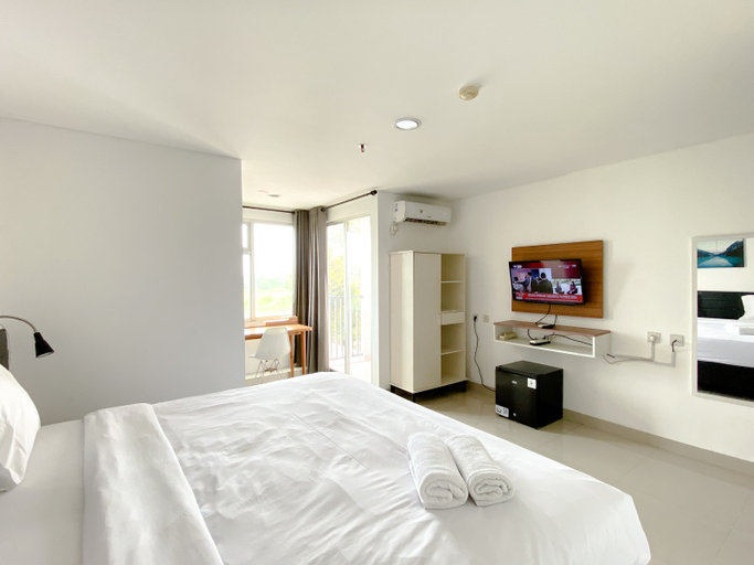 Bedroom 3, Comfy Studio with Twin Bed at Enviro Apartment By Travelio, Cikarang