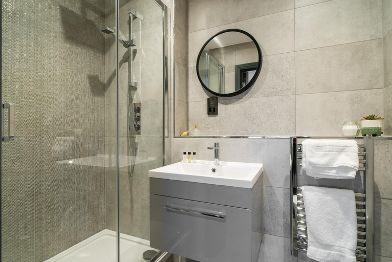 Bathroom 2, Luxe Apartments, The Moorwell, Secure Parking, - 10mins Cardiff City Ctr, Vale of Glamorgan