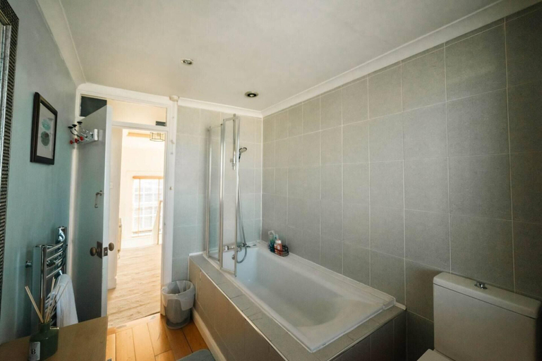 Bathroom 3, Stylish 2 Bedroom Flat in Camden Town, London