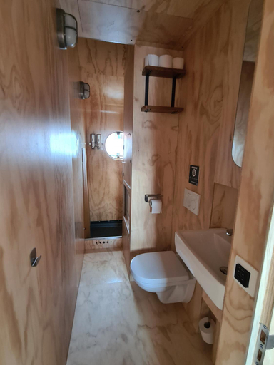Bathroom 3, Wikkelboats at Floating Rotterdam Rijnhaven, Rotterdam