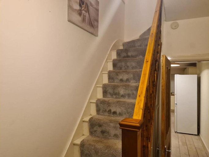 Others 2, Impeccable 4-bed House in Bilston, Wolverhampton