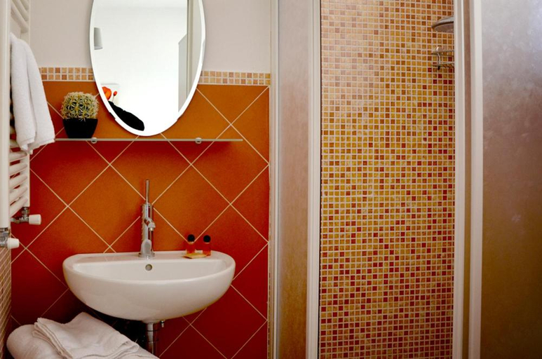 Bathroom 5, Re Umberto B&B, Chieti