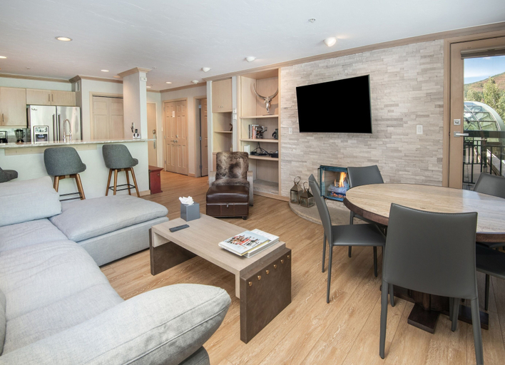 Living area 4, Gateway Plaza R4 2 Bedroom Condo by RedAwning, Eagle